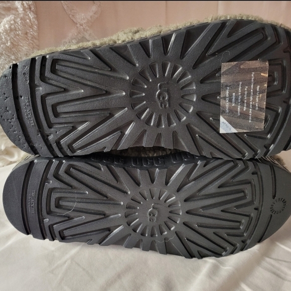 Ugg Fluffita Sandals - Picture 5 of 5